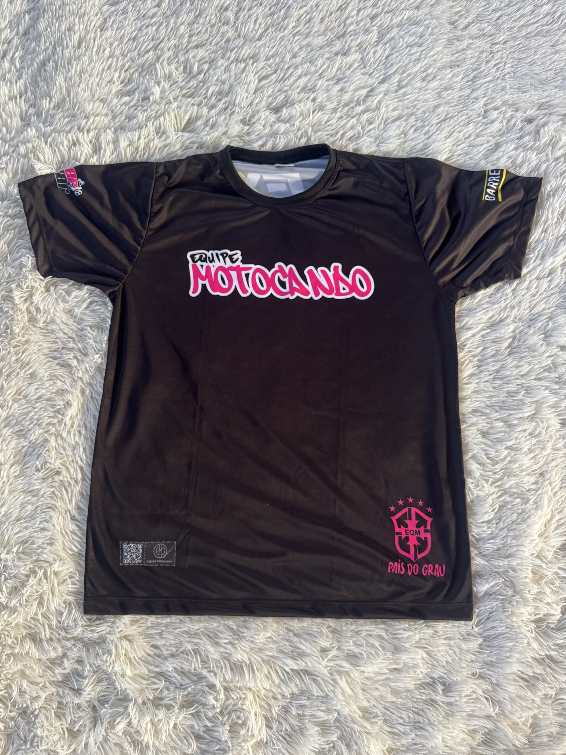 CAMISA PRETA COM ROSA MASCULINA